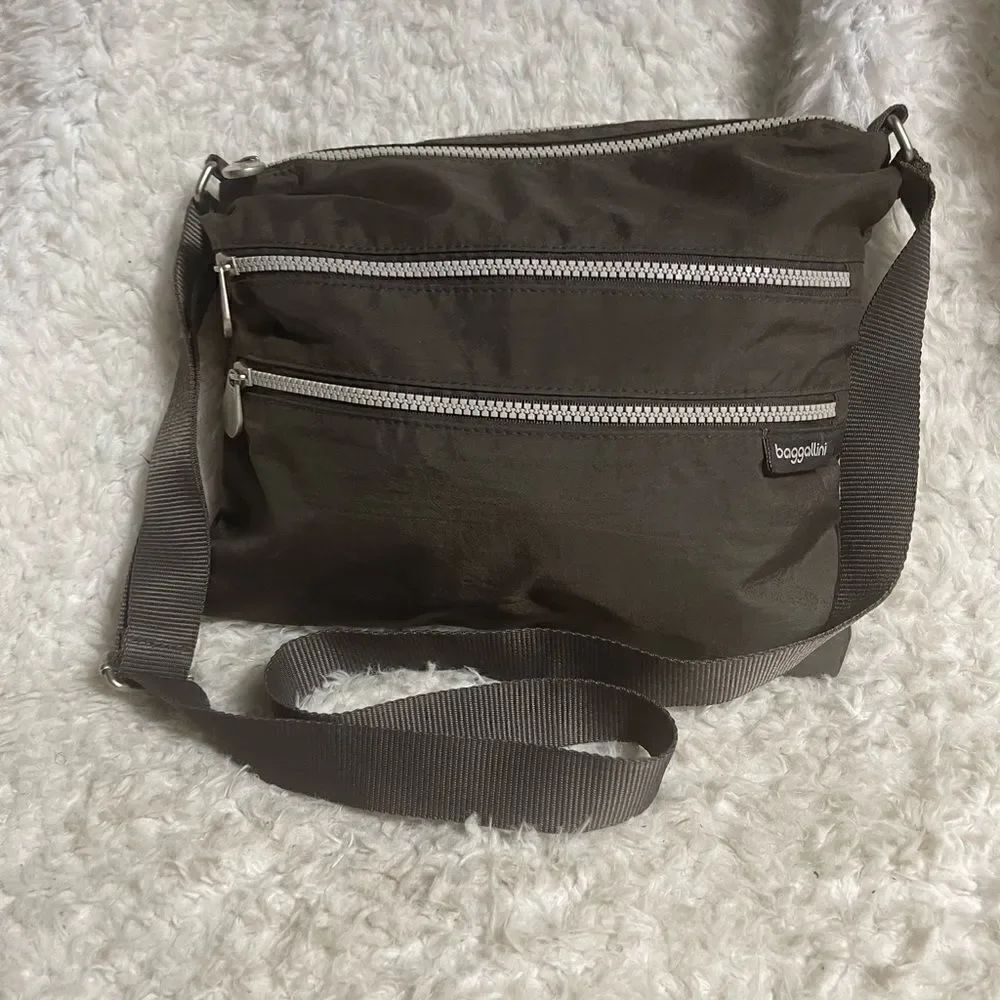 Baggallini Nylon Brown small crossbody bag silver tone hardwares.